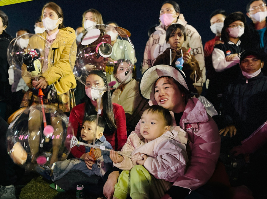 Trẻ em thích thú với màn múa lân sư rồng