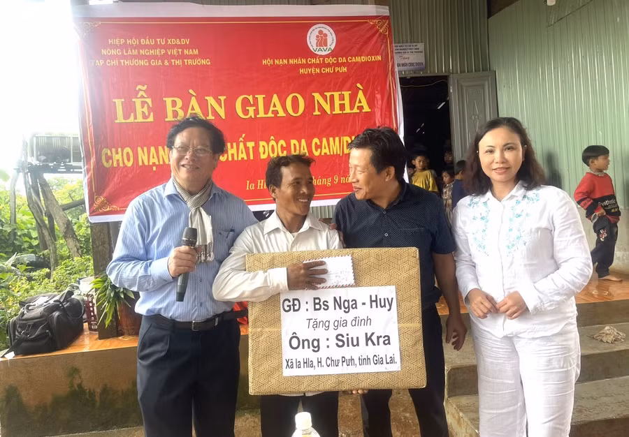 Gia đình bác sĩ Nga-Huy (TP. Hồ Chí Minh) tặng quà cho gia đình ông Siu Kra. Ảnh: Hà Chi