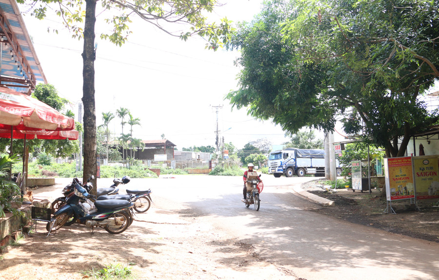 Đường Nguyễn Bá Lại hiện đã xuống cấp, cần được đầu tư nâng cấp, mở rộng nhằm tạo điều kiện thuận lợi cho người dân đi lại, giao thương hàng hóa. Ảnh: Quang Tấn