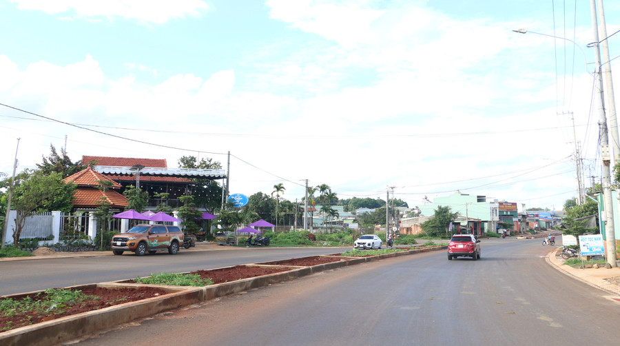 Đường Nguyễn Chí Thanh đang hoàn thiện sẽ là tuyến giao thông huyết mạch tạo kết nối vùng, thúc đẩy khu vực xung quanh các phường Chi Lăng, Thắng Lợi và các xã Chư Á, Diên Phú phát triển. Ảnh: Quang Tấn