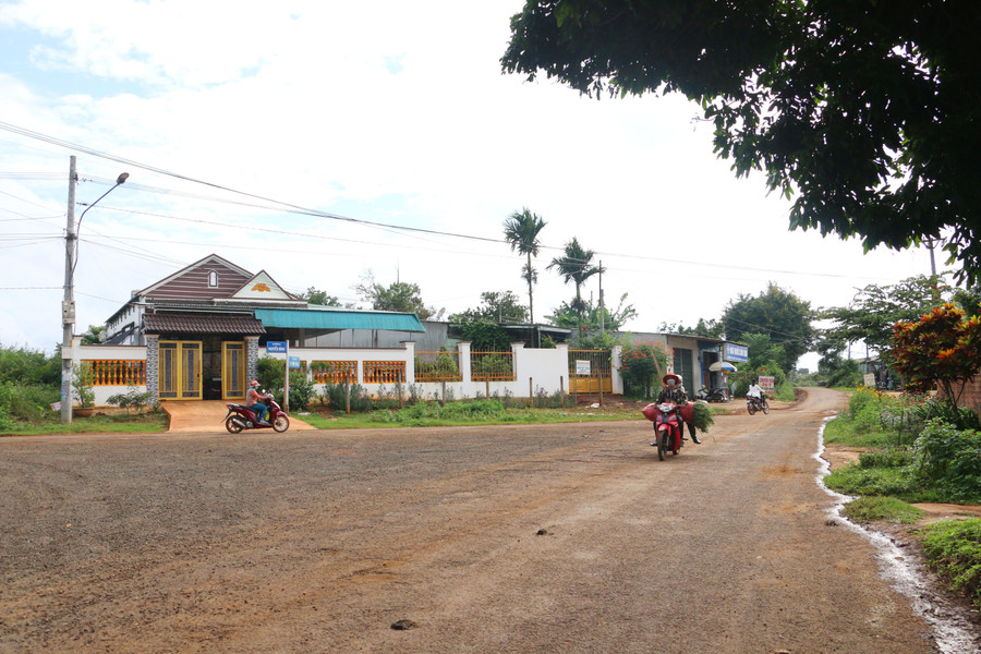 Theo chị Thủy, giao thông phát triển thì dân cư cũng đông đúc hơn, hoạt động kinh doanh của gia đình thuận lợi hơn, nhất là giá trị đất sẽ tăng lên. Ảnh: Tấn Sang