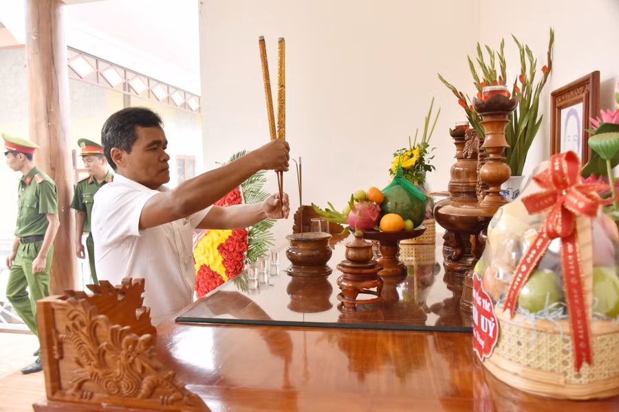 Ủy viên Ban Chấp hành Trung ương Đảng, Bí thư Tỉnh ủy, Chủ tịch HĐND tỉnh Hồ Văn Niên dâng hương tại nơi thờ Anh hùng Wừu. Ảnh: Đức Thụy