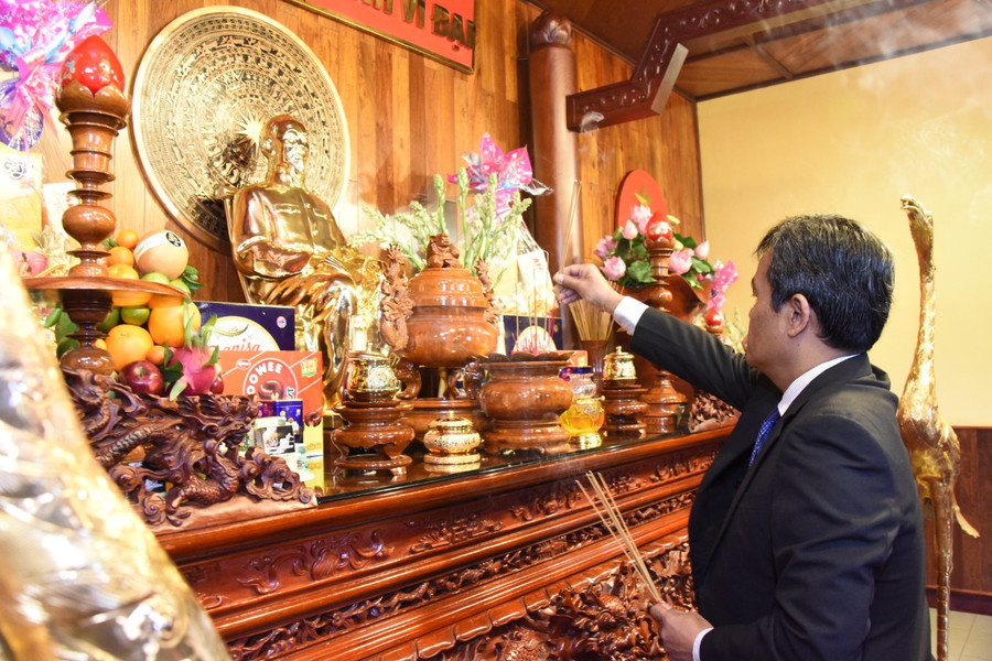 Ủy viên Ban Chấp hành Trung ương Đảng, Bí thư Tỉnh ủy, Chủ tịch HĐND tỉnh Hồ Văn Niên thắp hương tại nơi thờ Bác (khuôn viên Quảng trường Đại Đoàn Kết, TP. Pleiku). Ảnh: Đức Thụy