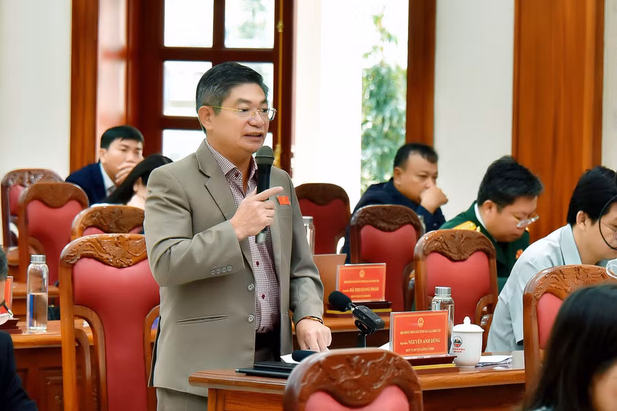 Giám đốc Sở Tài chính Nguyễn Anh Dũng giải trình nội dung dự thảo Nghị quyết sửa đổi, bổ sung một số điều của Nghị quyết số 05. Ảnh: Đức Thụy