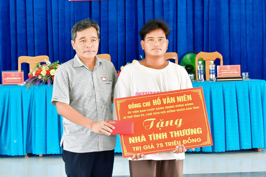 Cá nhân Bí thư Tỉnh ủy Hồ Văn Niên đã trao tặng 1 căn nhà tình thương trị giá 75 triệu đồng cho gia đình anh Đinh Jrơng thuộc diện nghèo ở thôn 5 (xã Pờ Tó). Ảnh: Đức Thụy Cá nhân Bí thư Tỉnh ủy Hồ Văn Niên đã trao tặng 1 căn nhà tình thương trị giá 75 triệu đồng cho gia đình anh Đinh Jrơng thuộc diện nghèo ở thôn 5 (xã Pờ Tó). Ảnh: Đức Thụy