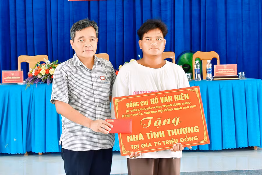 Cá nhân Bí thư Tỉnh ủy Hồ Văn Niên đã trao tặng 1 căn nhà tình thương trị giá 75 triệu đồng cho gia đình anh Đinh Jrơng thuộc diện nghèo ở thôn 5 (xã Pờ Tó). Ảnh: Đức Thụy