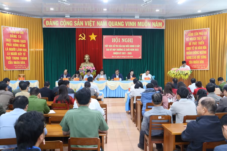 Quang cảnh buổi tiếp xúc cử tri. Ảnh: Quang Tấn