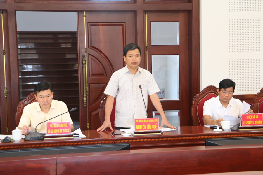 Phó Chủ tịch UBND tỉnh Nguyễn Hữu Quế giải trình một số nội dung liên quan đến quá trình giải quyết đơn khiếu nại của công dân. Ảnh: Quang Tấn Phó Chủ tịch UBND tỉnh Nguyễn Hữu Quế giải trình một số nội dung liên quan đến quá trình giải quyết đơn khiếu nại của công dân. Ảnh: Quang Tấn