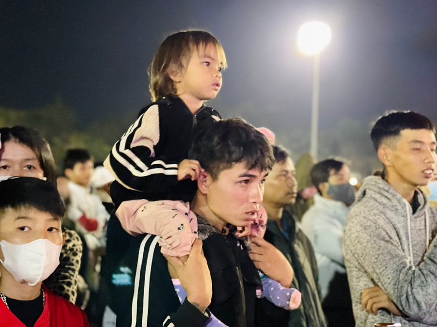 Khán giả chăm chú theo dõi chương trình âm nhạc. Ảnh: Trần Dung