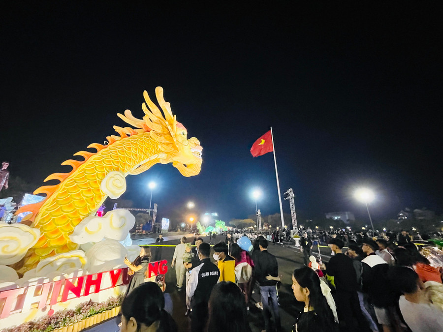 Người dân đổ về Quảng trường Đại Đoàn Kết ngày càng đông. Ảnh: Trần Dung