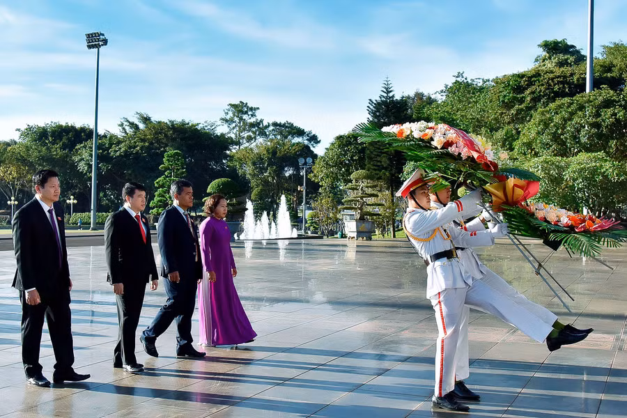 Các đại biểu HĐND tỉnh dâng hoa trước Tượng đài Bác Hồ với các dân tộc Tây Nguyên trong khuôn viên Quảng trường Đại Đoàn Kết, TP. Pleiku. Ảnh: Đức Thụy