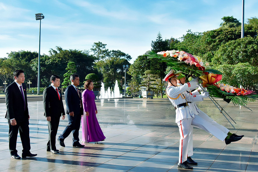 Các đại biểu HĐND tỉnh dâng hoa trước Tượng đài Bác Hồ với các dân tộc Tây Nguyên trong khuôn viên Quảng trường Đại Đoàn Kết, TP. Pleiku. Ảnh: Đức Thụy Các đại biểu HĐND tỉnh dâng hoa trước Tượng đài Bác Hồ với các dân tộc Tây Nguyên trong khuôn viên Quảng trường Đại Đoàn Kết, TP. Pleiku. Ảnh: Đức Thụy