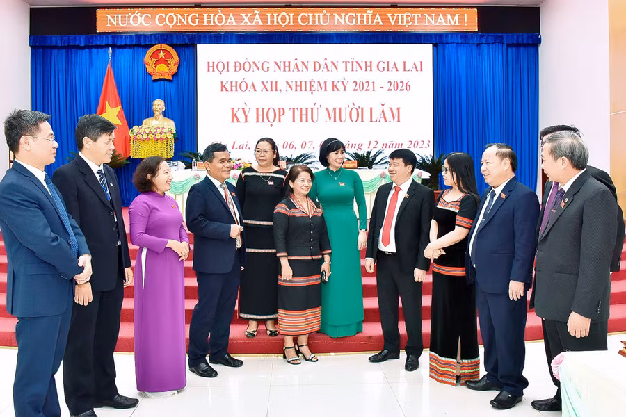 Các đại biểu thảo luận bên lề kỳ họp thứ 15 HĐND tỉnh khóa XII. Ảnh: Đức Thụy