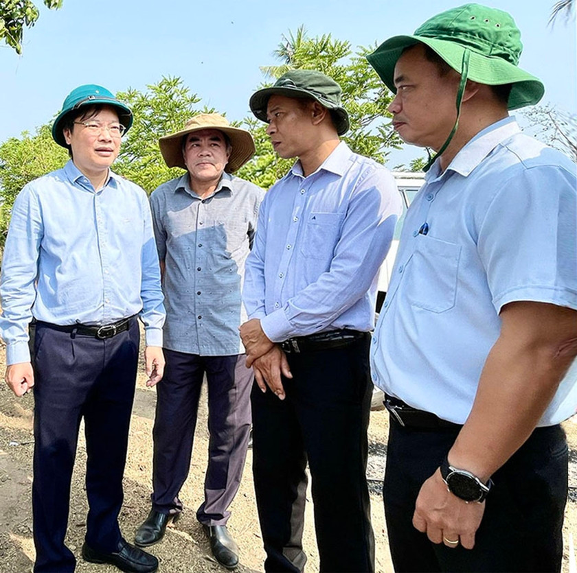 Phó Bí thư Tỉnh ủy, Chủ tịch UBND tỉnh Trương Hải Long (bìa trái) trao đổi với lãnh đạo các sở, ngành, địa phương về tình trạng sạt lở bờ sông, suối trên địa bàn huyện Ia Pa. Ảnh: Minh Nguyễn Phó Bí thư Tỉnh ủy, Chủ tịch UBND tỉnh Trương Hải Long (bìa trái) trao đổi với lãnh đạo các sở, ngành, địa phương về tình trạng sạt lở bờ sông, suối trên địa bàn huyện Ia Pa. Ảnh: Minh Nguyễn