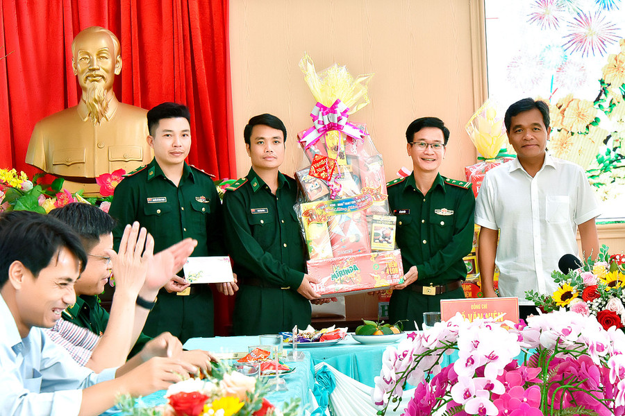 Bí thư Tỉnh ủy Hồ Văn Niên thay mặt Tỉnh ủy, HĐND, UBND, Ủy ban MTTQ Việt Nam tỉnh tặng quà và chúc mừng năm mới cán bộ, chiến sĩ Đồn Biên phòng Cửa khẩu Quốc tế Lệ Thanh (huyện Đức Cơ). Ảnh: Đức Thụy Bí thư Tỉnh ủy Hồ Văn Niên thay mặt Tỉnh ủy, HĐND, UBND, Ủy ban MTTQ Việt Nam tỉnh tặng quà và chúc mừng năm mới cán bộ, chiến sĩ Đồn Biên phòng Cửa khẩu Quốc tế Lệ Thanh (huyện Đức Cơ). Ảnh: Đức Thụy