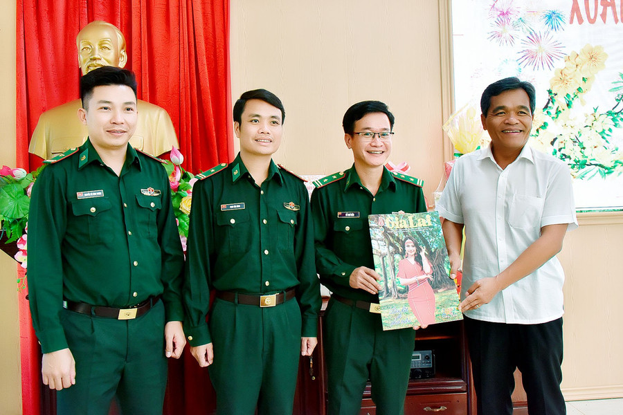 Bí thư Tỉnh ủy Hồ Văn Niên cũng tặng cho các đơn vị Biên phòng đến thăm Ấn phẩm Xuân Giáp Thìn 2024 của Báo Gia Lai. Ảnh: Đức Thụy Bí thư Tỉnh ủy Hồ Văn Niên cũng tặng cho các đơn vị Biên phòng đến thăm Ấn phẩm Xuân Giáp Thìn 2024 của Báo Gia Lai. Ảnh: Đức Thụy