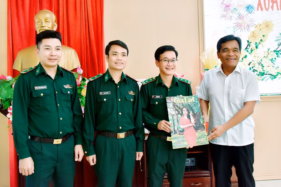 Bí thư Tỉnh ủy Hồ Văn Niên cũng tặng cho các đơn vị Biên phòng đến thăm Ấn phẩm Xuân Giáp Thìn 2024 của Báo Gia Lai. Ảnh: Đức Thụy