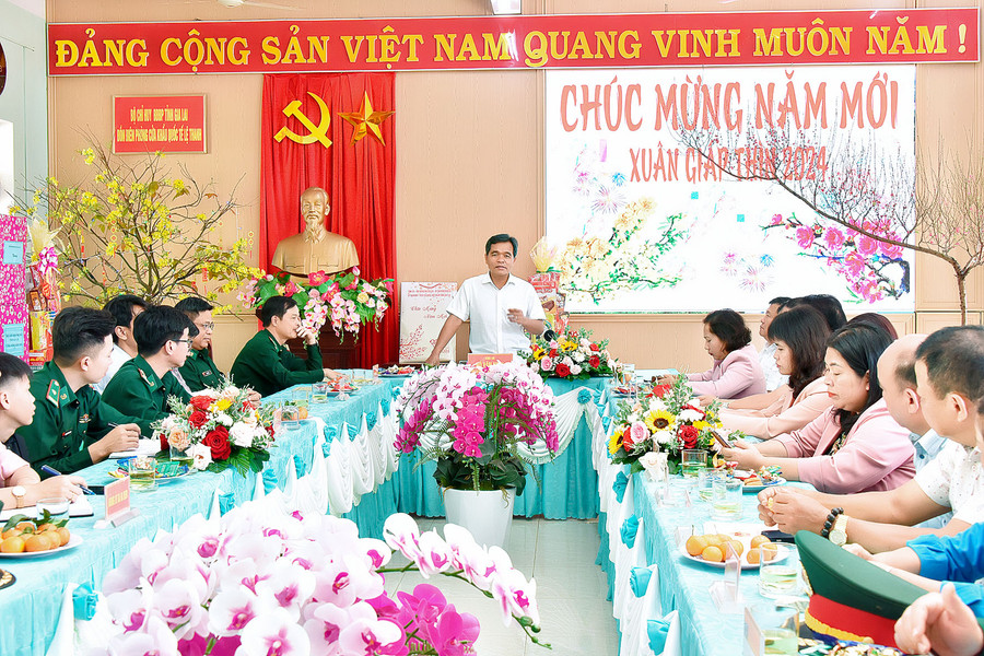 Bí thư Tỉnh ủy Hồ Văn Niên thăm, chúc Tết cán bộ, chiến sĩ Đồn Biên phòng Cửa khẩu Quốc tế Lệ Thanh (huyện Đức Cơ). Ảnh: Đức Thụy Bí thư Tỉnh ủy Hồ Văn Niên thăm, chúc Tết cán bộ, chiến sĩ Đồn Biên phòng Cửa khẩu Quốc tế Lệ Thanh (huyện Đức Cơ). Ảnh: Đức Thụy