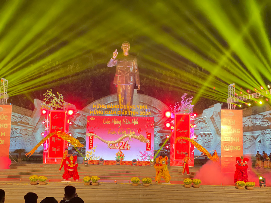 Tiết mục “Tứ quý hưng long”