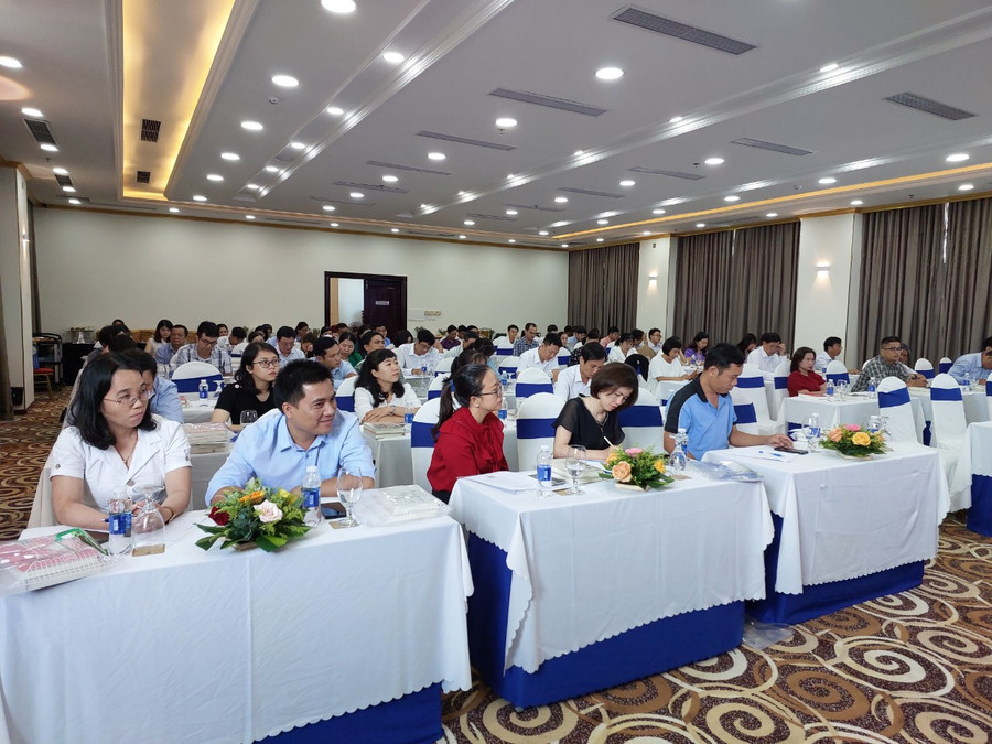 Đại biểu 32 tỉnh, thành phố khu vực phía Nam lắng nghe về công tác truyền thông trong xây dựng nông thôn mới. Ảnh: Nguyễn Diệp Đại biểu 32 tỉnh, thành phố khu vực phía Nam lắng nghe về công tác truyền thông trong xây dựng nông thôn mới. Ảnh: Nguyễn Diệp