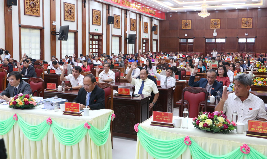 Các đại biểu HĐND tỉnh biểu quyết thông qua 25 Nghị quyết. Ảnh: Quang Tấn Các đại biểu HĐND tỉnh biểu quyết thông qua 25 Nghị quyết. Ảnh: Quang Tấn