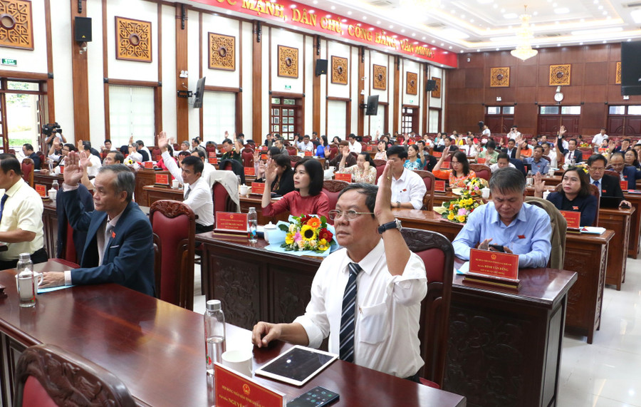 Các đại biểu biểu quyết thông qua 25 nghị quyết quan trọng. Ảnh: Quang Tấn