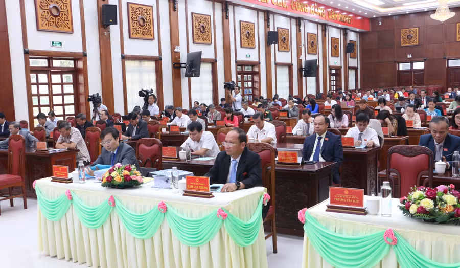 Các đại biểu dự kỳ họp. Ảnh: Quang Tấn