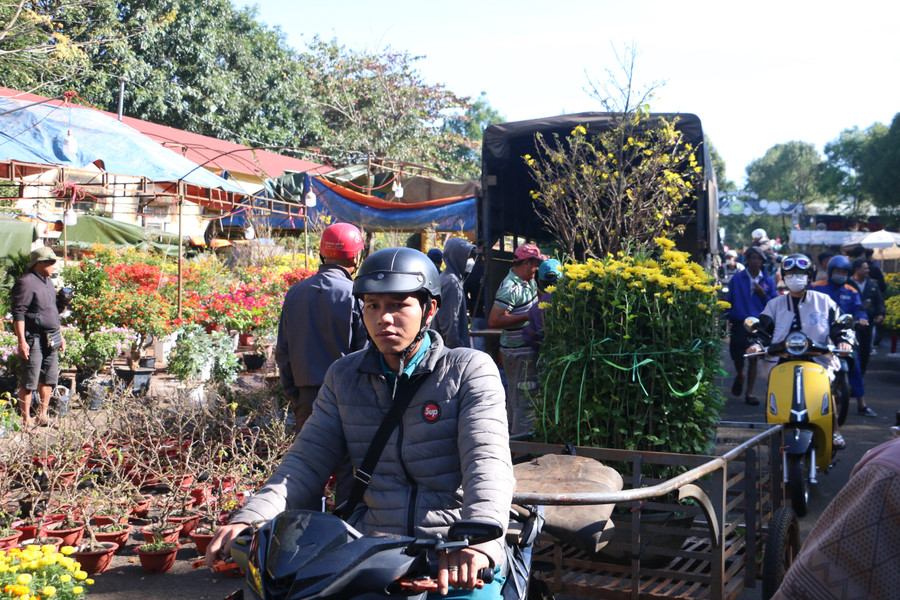 Chợ hoa Tết Chư Sê sáng 29 Tết tấp nập người mua, kẻ bán. Ảnh: Quang Tấn