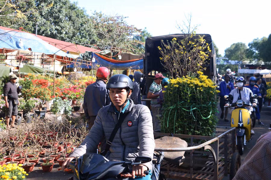 Chợ hoa Tết Chư Sê sáng 29 Tết tấp nập người mua, kẻ bán. Ảnh: Quang Tấn