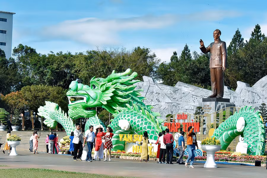 Quảng trường Đại Đoàn Kết tấp nập người du xuân. Ảnh: Đức Thụy