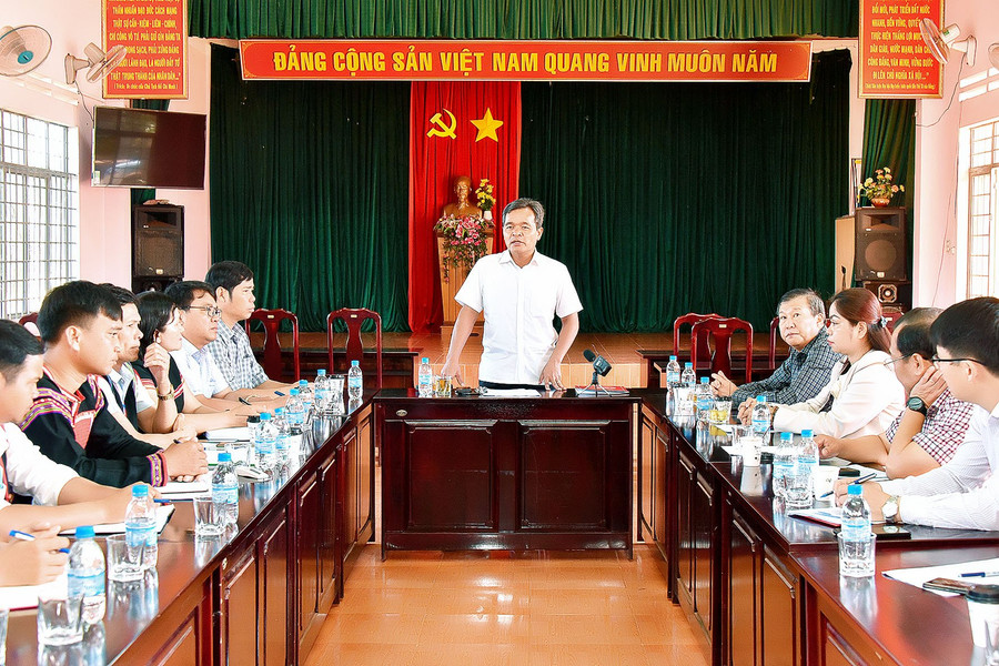 Quang cảnh buổi làm việc của Bí thư Tỉnh ủy Hồ Văn Niên với hệ thống chính trị xã Ia Mơ Nông. Ảnh: Đức Thụy