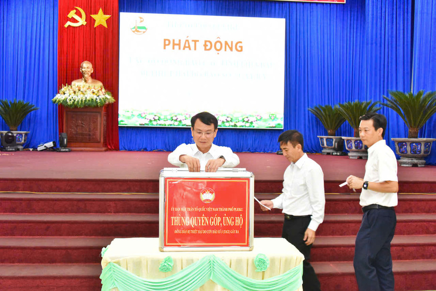 Các đồng chí lãnh đạo TP. Pleiku ủng hộ đồng bào miền Bắc khắc phục thiệt hại do bão số 3 gây ra. Ảnh: ĐT Các đồng chí lãnh đạo TP. Pleiku ủng hộ đồng bào miền Bắc khắc phục thiệt hại do bão số 3 gây ra. Ảnh: ĐT