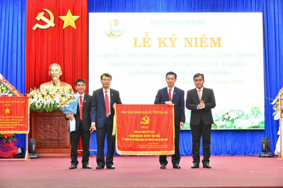 Bí thư Tỉnh ủy Hồ Văn Niên đã trao tặng Bức trướng của Ban Chấp hành Đảng bộ tỉnh cho Đảng bộ TP. Pleiku. Ảnh: ĐT Bí thư Tỉnh ủy Hồ Văn Niên đã trao tặng Bức trướng của Ban Chấp hành Đảng bộ tỉnh cho Đảng bộ TP. Pleiku. Ảnh: ĐT