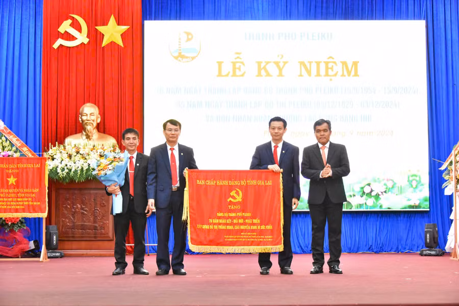 Bí thư Tỉnh ủy Hồ Văn Niên đã trao tặng Bức trướng của Ban Chấp hành Đảng bộ tỉnh cho Đảng bộ TP. Pleiku. Ảnh: ĐT