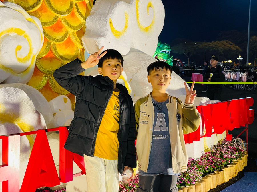 Tranh thủ chụp hình lưu niệm. Ảnh: Trần Dung