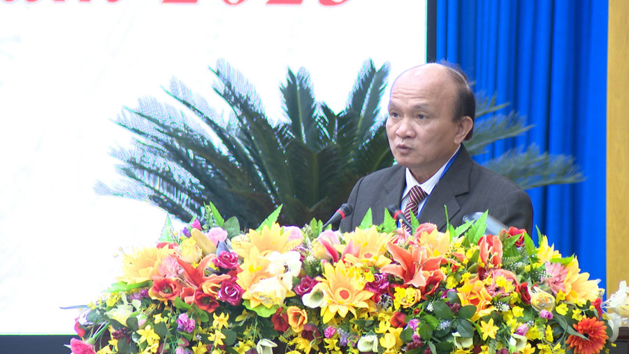 Tỉnh ủy viên, Giám đốc Sở Nội vụ Nguyễn Đình Tiến trình bày các nội dung được đại biểu và đông đảo cử tri quan tâm. Ảnh: Quang Tấn Tỉnh ủy viên, Giám đốc Sở Nội vụ Nguyễn Đình Tiến trình bày các nội dung được đại biểu và đông đảo cử tri quan tâm. Ảnh: Quang Tấn