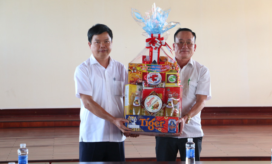 Phó Chủ tịch UBND tỉnh Nguyễn Hữu Quế (bên trái) thăm, chúc Tết Bến xe Đức Long Gia Lai. Ảnh: Quang Tấn Phó Chủ tịch UBND tỉnh Nguyễn Hữu Quế (bên trái) thăm, chúc Tết Bến xe Đức Long Gia Lai. Ảnh: Quang Tấn