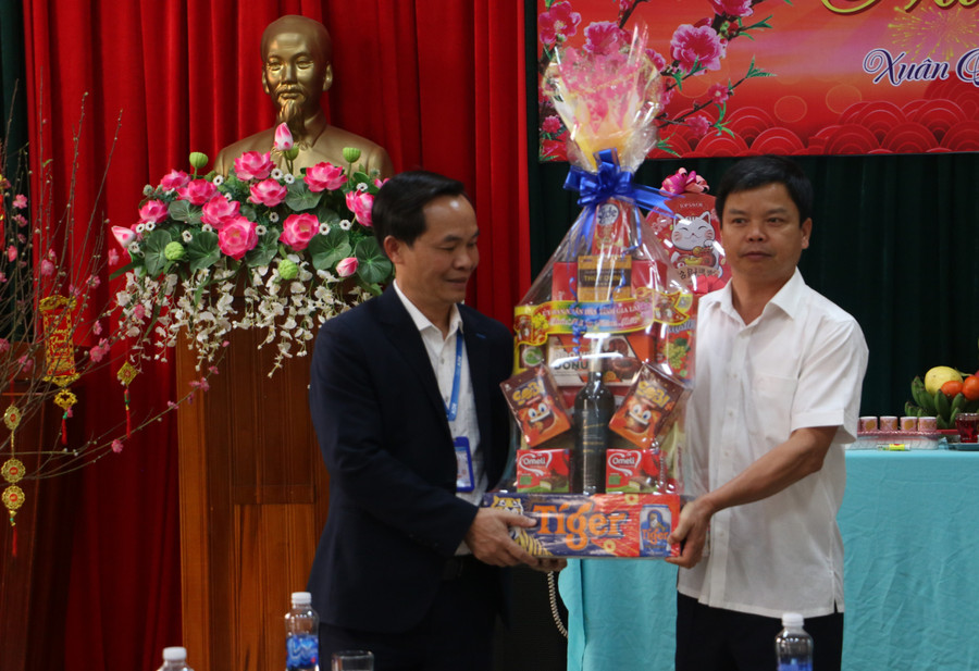 Phó Chủ tịch UBND tỉnh tặng quà Tết cho lãnh đạo Cảng Hàng không Pleiku. Ảnh: Quang Tấn Phó Chủ tịch UBND tỉnh tặng quà Tết cho lãnh đạo Cảng Hàng không Pleiku. Ảnh: Quang Tấn