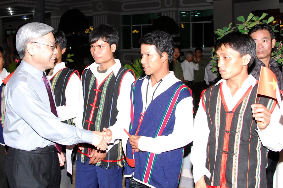 Dù ở cương vị nào, Tổng Bí thư Nguyễn Phú Trọng cũng dành tình cảm đặc biệt đối với đồng bào các dân tộc Tây Nguyên, trong đó có Gia Lai. Ảnh: Đức Thụy Dù ở cương vị nào, Tổng Bí thư Nguyễn Phú Trọng cũng dành tình cảm đặc biệt đối với đồng bào các dân tộc Tây Nguyên, trong đó có Gia Lai. Ảnh: Đức Thụy