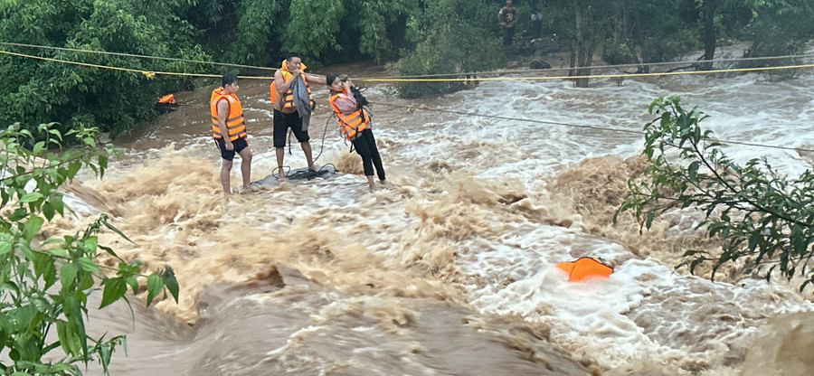 Lực lượng cứu hộ đã giăng dây cố gắng để tiếp cận và đưa các cháu bé vào bờ an toàn. Ảnh: Đ.N Lực lượng cứu hộ đã giăng dây cố gắng để tiếp cận và đưa các cháu bé vào bờ an toàn. Ảnh: Đ.N