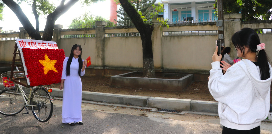 Em Mạc Phan Anh Như (thôn Tân Hòa, xã Tân An, huyện Đak Pơ) nhờ bạn ghi lại khoảnh khắc ý nghĩa bên xe hoa hình cờ Tổ quốc trong dịp Quốc khánh 2-9. Ảnh Ngọc Minh Em Mạc Phan Anh Như (thôn Tân Hòa, xã Tân An, huyện Đak Pơ) nhờ bạn ghi lại khoảnh khắc ý nghĩa bên xe hoa hình cờ Tổ quốc trong dịp Quốc khánh 2-9. Ảnh Ngọc Minh