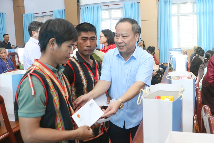 Mỗi suất quà trị giá 1,2 triệu đồng. Ảnh: Quang Tấn