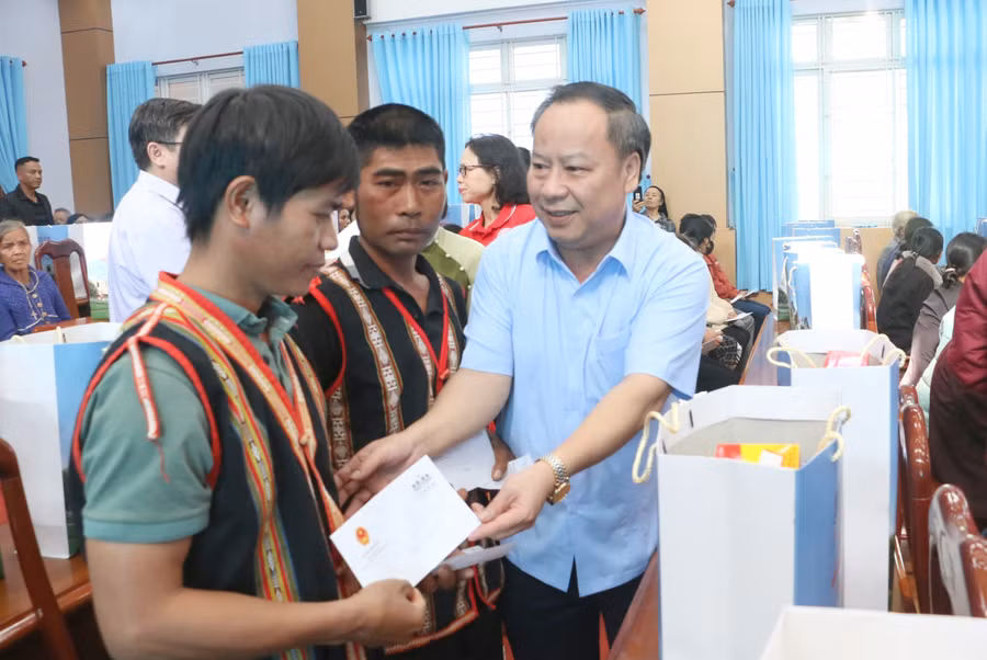 Mỗi suất quà trị giá 1,2 triệu đồng. Ảnh: Quang Tấn