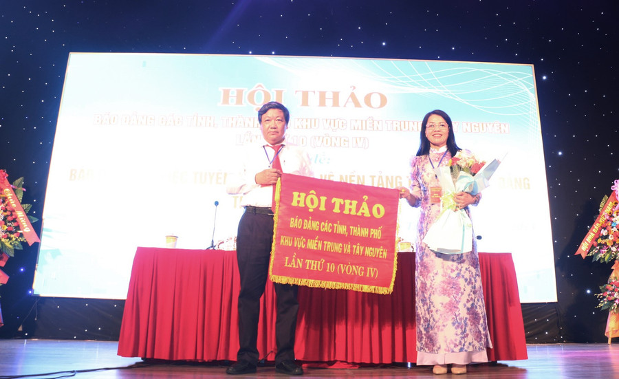 Tổng Biên tập Báo Quảng Trị Trương Đức Minh Tứ trao cờ đăng cai tổ chức hội thảo lần thứ 11 (vòng IV) cho Tổng Biên tập Báo Lâm Đồng Hồ Thị Lan. Ảnh: Quang Tấn Tổng Biên tập Báo Quảng Trị Trương Đức Minh Tứ trao cờ đăng cai tổ chức hội thảo lần thứ 11 (vòng IV) cho Tổng Biên tập Báo Lâm Đồng Hồ Thị Lan. Ảnh: Quang Tấn