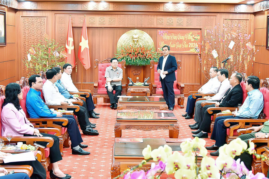 Bí thư Tỉnh ủy Hồ Văn Niên báo cáo tình hình phát triển kinh tế-xã hội của tỉnh trong năm 2023. Ảnh: Đức Thụy