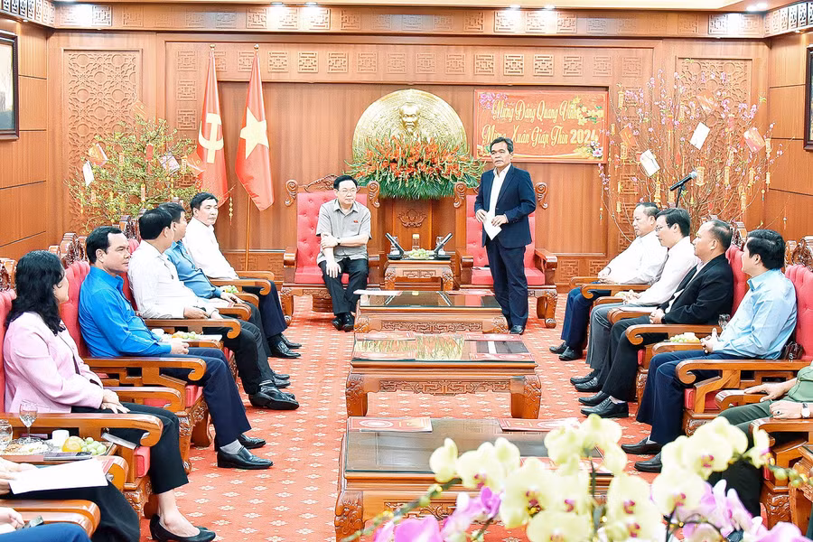 Bí thư Tỉnh ủy Hồ Văn Niên báo cáo tình hình phát triển kinh tế-xã hội của tỉnh trong năm 2023. Ảnh: Đức Thụy