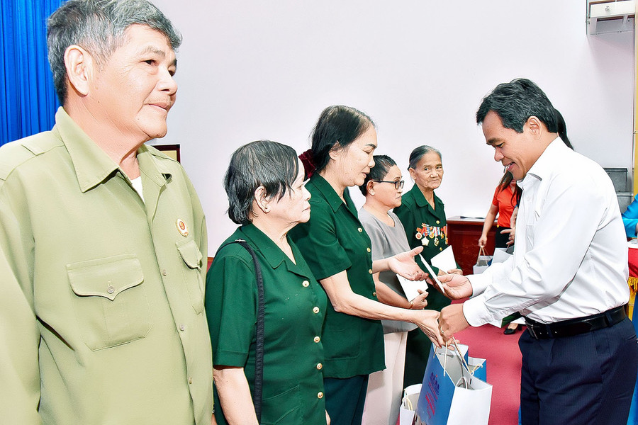 Bí thư Tỉnh ủy Hồ Văn Niên trao quà cho các gia đình chính sách, người có công. Ảnh: Đức Thụy