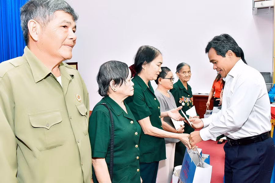 Bí thư Tỉnh ủy Hồ Văn Niên trao quà cho các gia đình chính sách, người có công. Ảnh: Đức Thụy