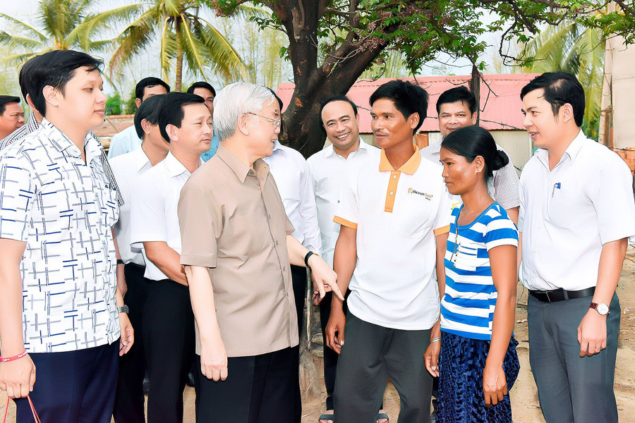 Tổng Bí thư Nguyễn Phú Trọng thăm hỏi đời sống người dân xã Ayun. Ảnh: Đức Thụy Tổng Bí thư Nguyễn Phú Trọng thăm hỏi đời sống người dân xã Ayun. Ảnh: Đức Thụy