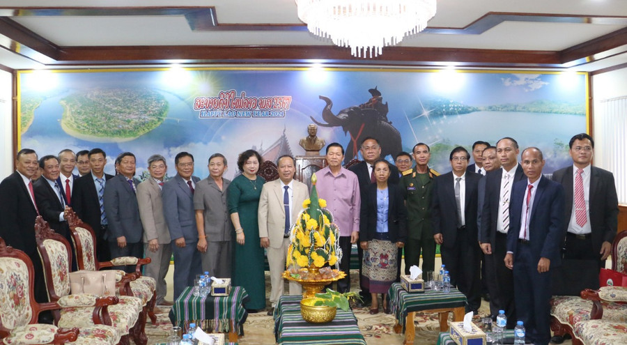 Lãnh đạo 2 tỉnh chụp hình lưu niệm. Ảnh: Q.T Lãnh đạo 2 tỉnh chụp hình lưu niệm. Ảnh: Q.T